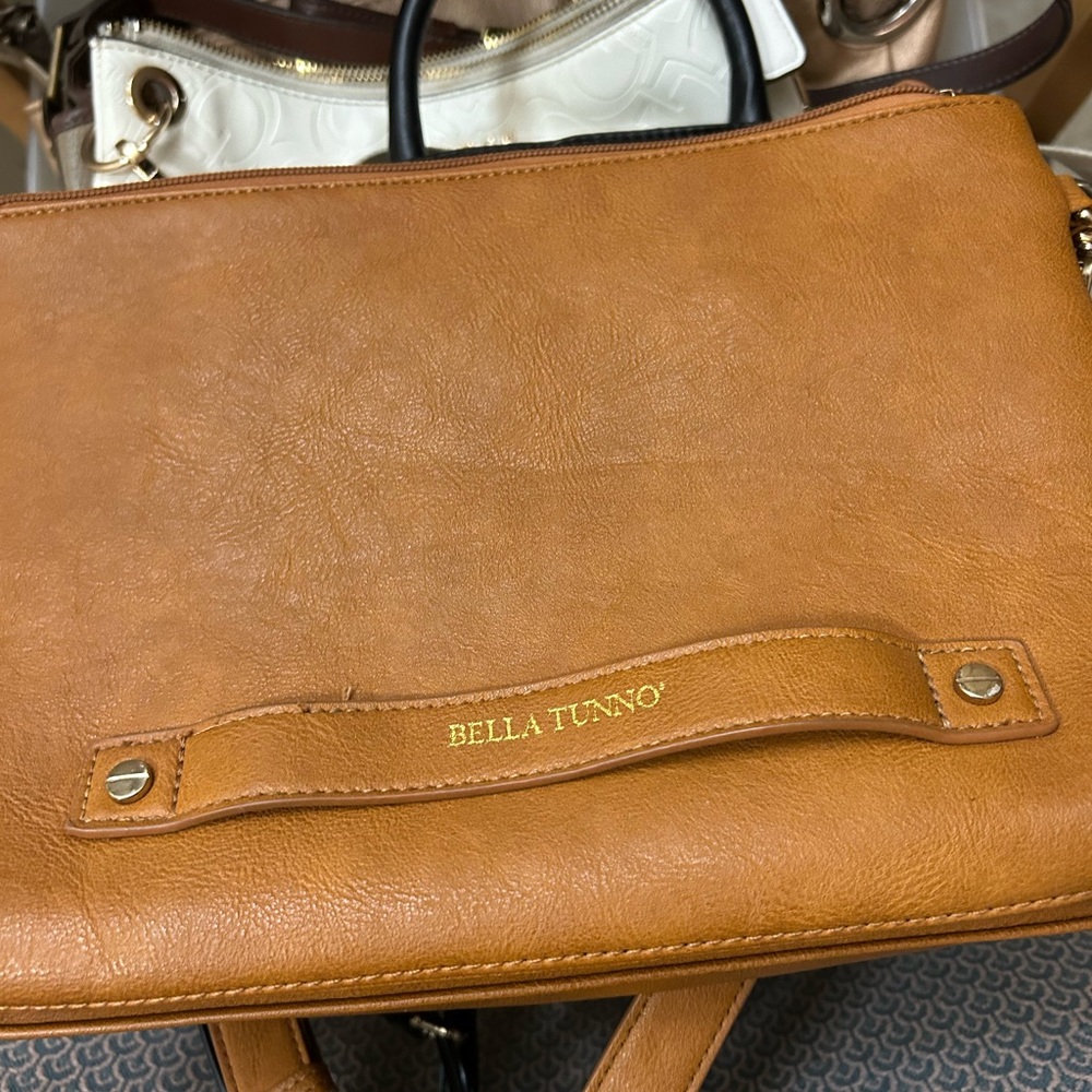 Billabong Tan Messenger Bag with Luxurious Leather and Quality Stitching